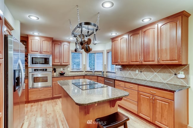 Building Photo - 5 bedroom + bonus room in Spring Hill neighborhood