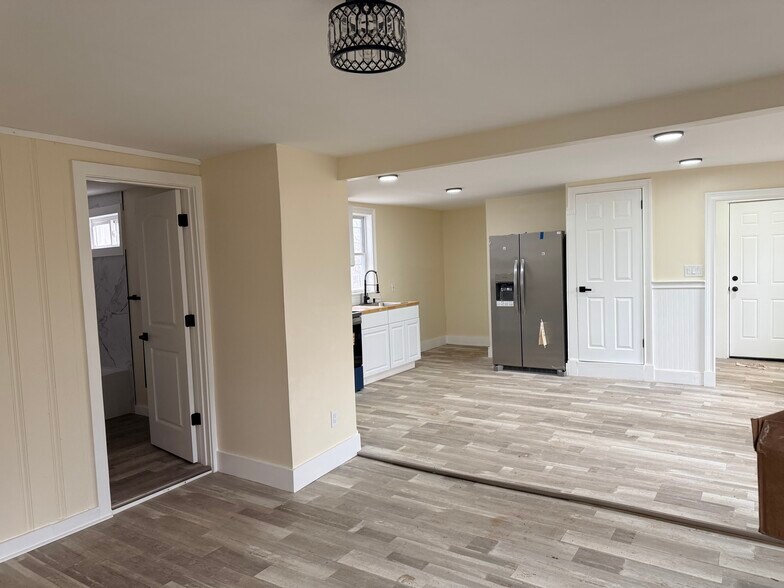 Building Photo - 47 Maple Ave