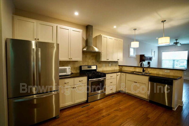 Building Photo - 540C Moore Ave