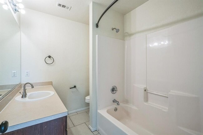 Building Photo - 224 Amber Ln