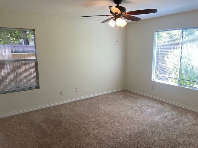 Building Photo - Prarie Oaks 3 Bdrm, 2 bath