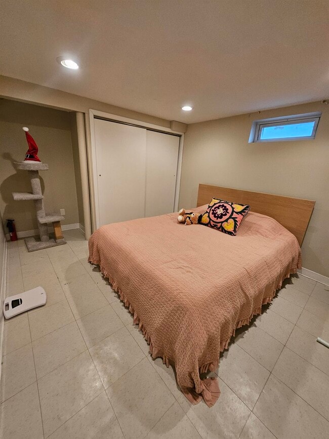 Building Photo - 301 E Glen Ave