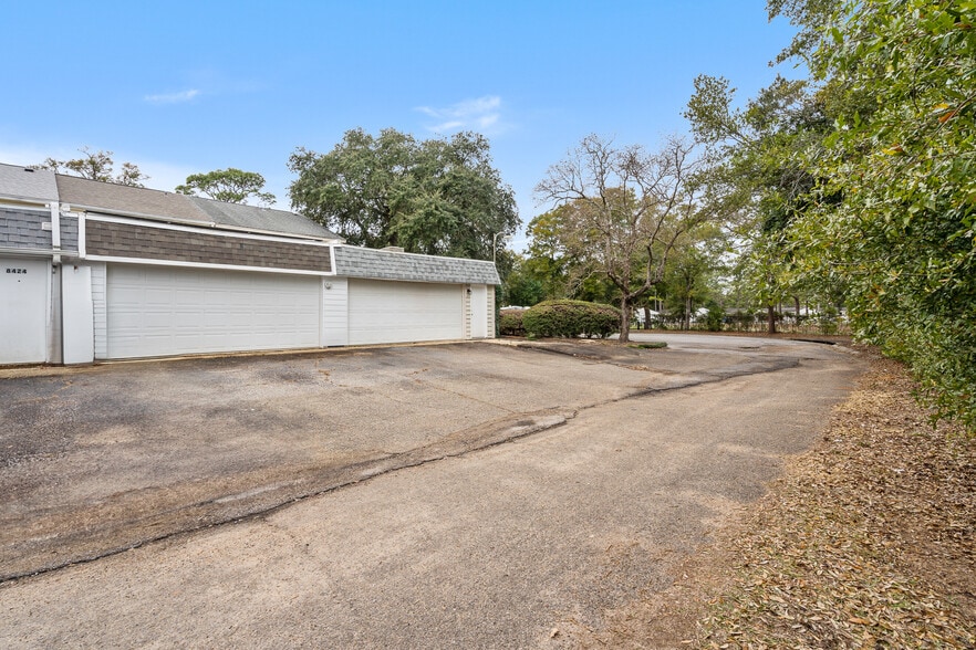 Garage - 8426 Williamsburg Cir