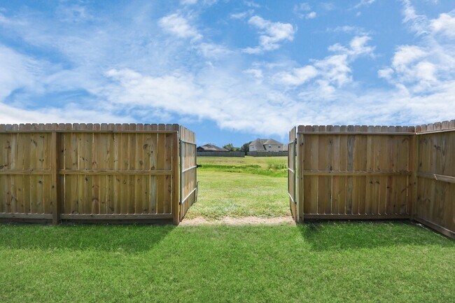 Building Photo - 8602 Briar Oaks Ln