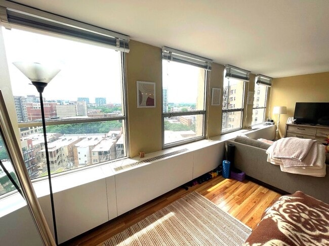 Primary Photo - 2626 N Lakeview Ave