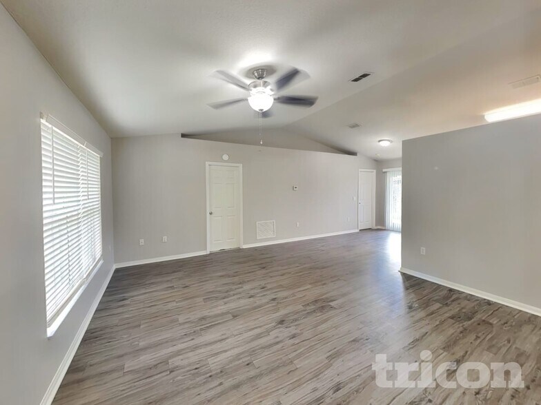 Building Photo - 1090 3rd Ave