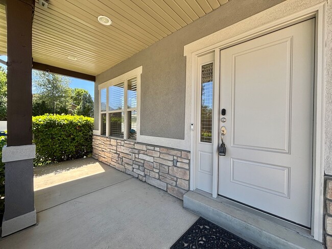 Building Photo - Beauty & Space on Premium Corner Lot!