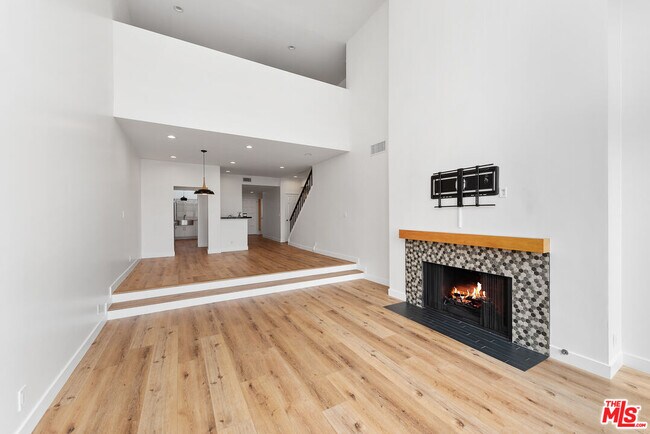 Building Photo - 4342 Redwood Ave