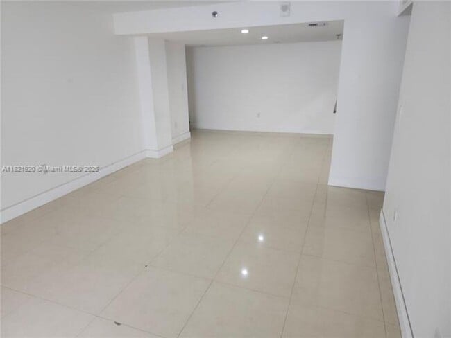 Building Photo - 1621 Collins Ave