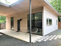 Building Photo - Awesome East Austin Flat