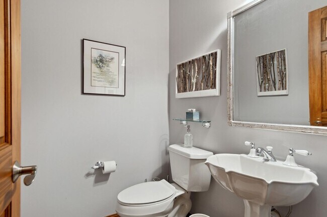 Building Photo - 3 bedroom, 2.5 bath townhome, close to Whi...