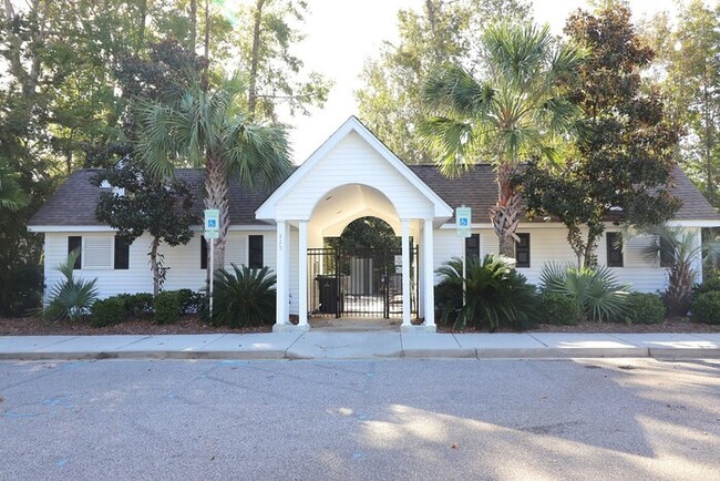 Building Photo - Grand Oaks Plantation