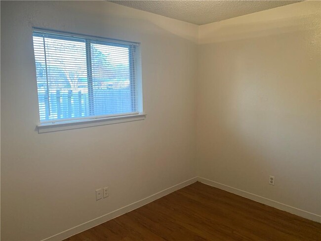 Building Photo - 908 Emile St
