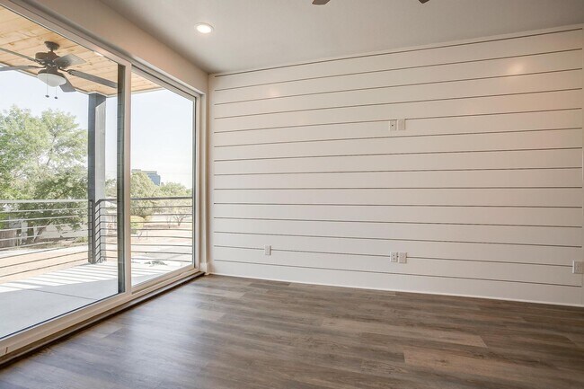 Building Photo - 2321 Benbrook Blvd
