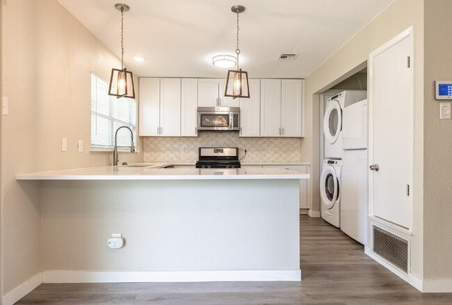 Building Photo - 1366 Bayou Dr
