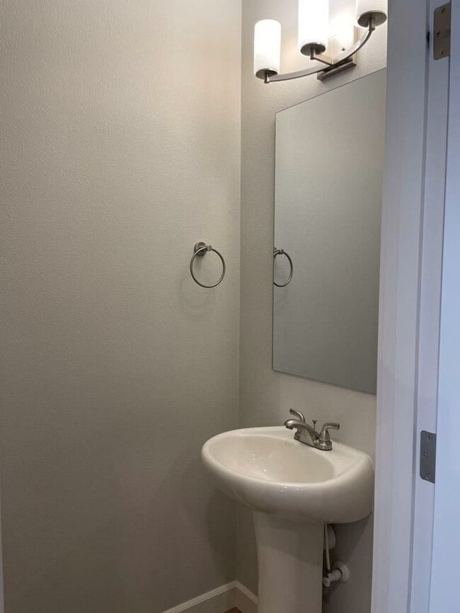 Building Photo - 3 Bed,2.5 Bath Townhome at the Landing At Salmon Creek
