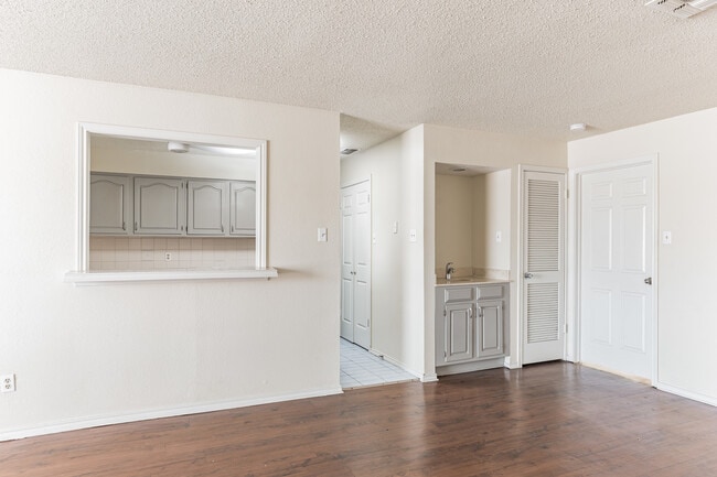 Building Photo - Vintage Square Apartments, McAllen, TX