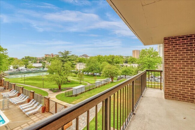 Building Photo - 1-bedroom, 1-bath condo