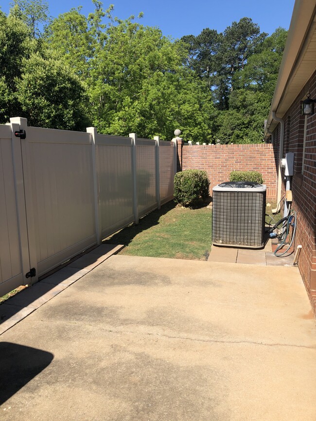 fenced in back yard with 6 ft. privacy fence - 313 Grace St