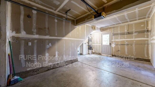 Building Photo - 1220 Hidden Creek Pl