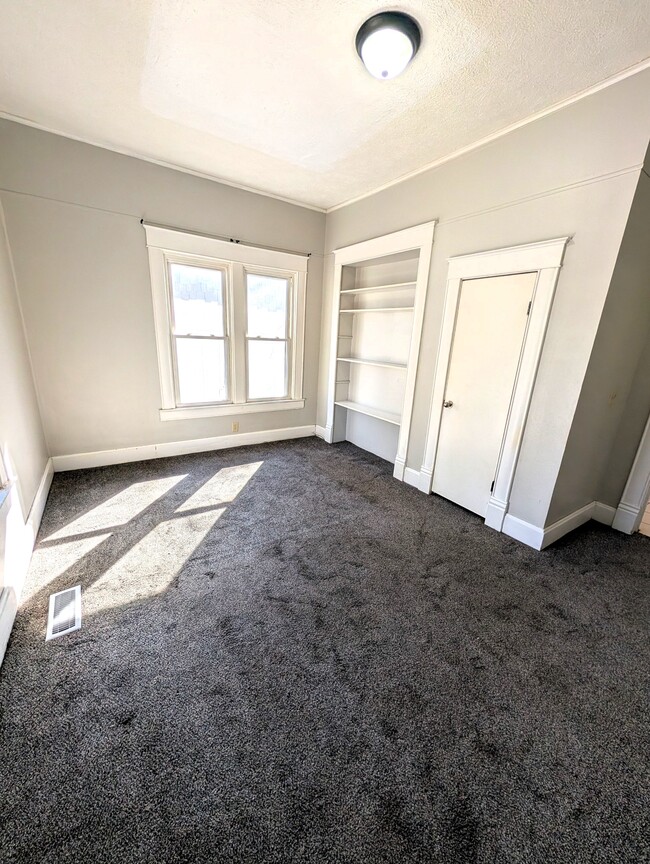 Building Photo - 817 S Newton Ave