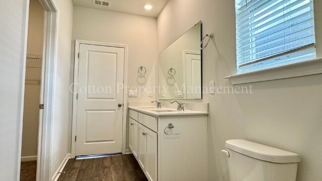 Building Photo - 2516 Centerway Ln