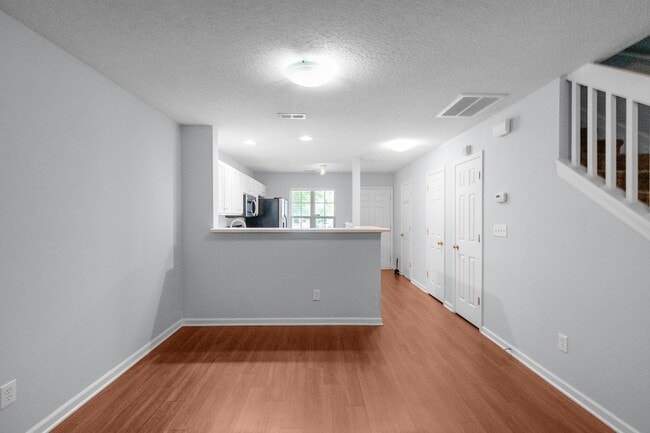 Building Photo - Charming 2-Bedroom Townhome in Prime Locat...