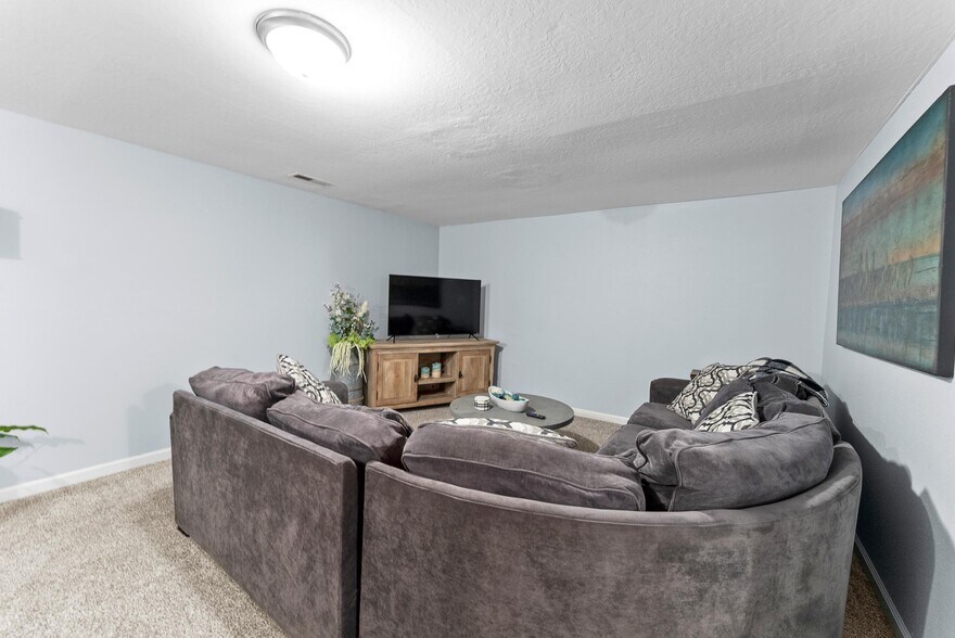 Building Photo - 1304 E Sylvan Cir