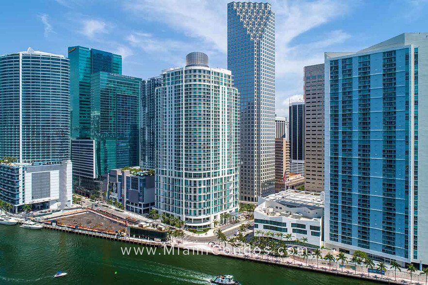 Building Photo - 300 S Biscayne Blvd