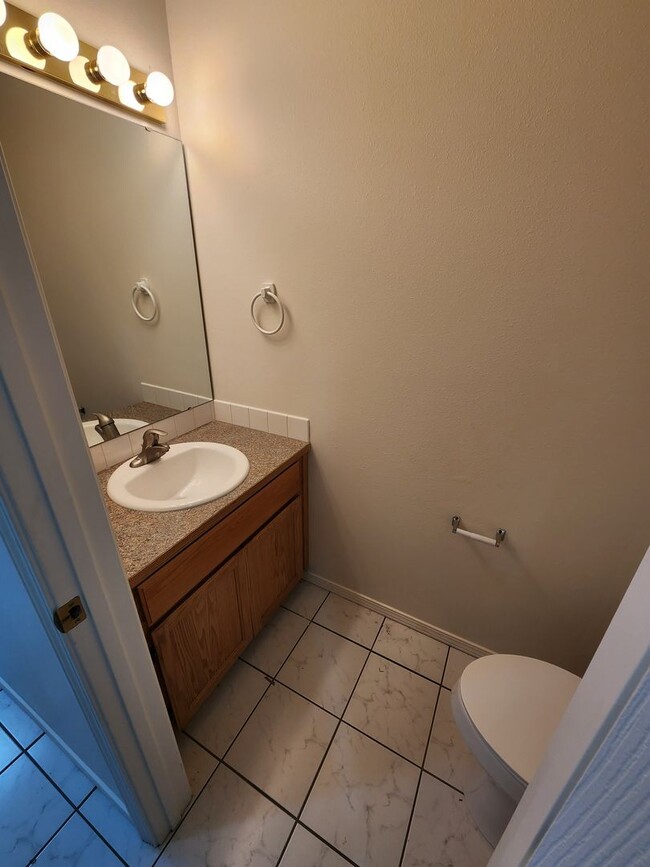 Building Photo - Spacious 3-Bed Duplex Retreat in Tacoma: 1...