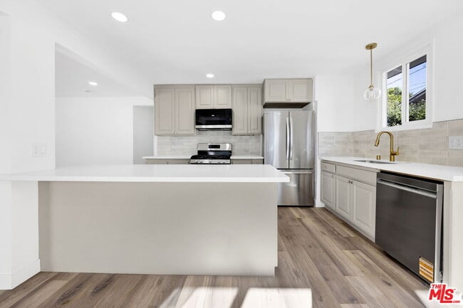 Building Photo - 1213 Thompson Ave