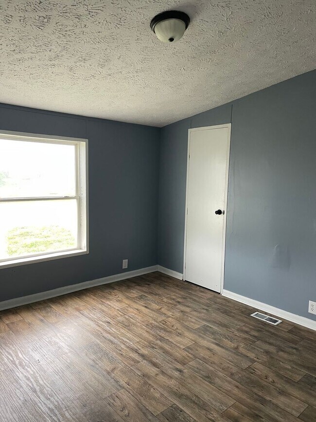 Building Photo - 4 bedroom, 2 bath doublewide trailer