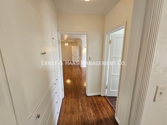 Building Photo - Wonderful 1 Bedroom Apartment Just a Block...