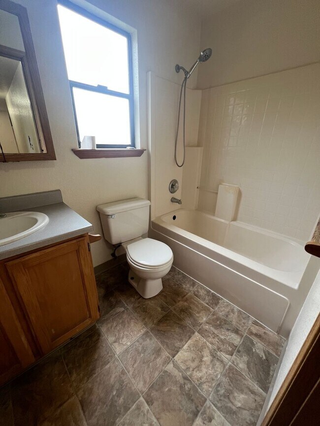 Building Photo - RSCHOOL