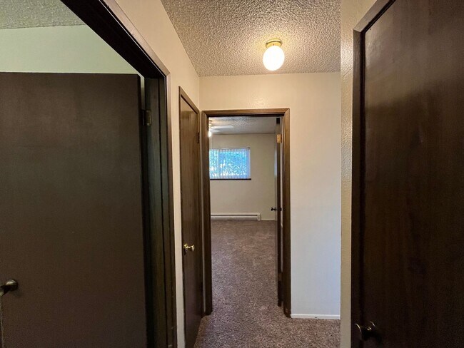 Building Photo - LOVELY DUPLEX HOME IN BEAUTIFUL SANDY, OR!!