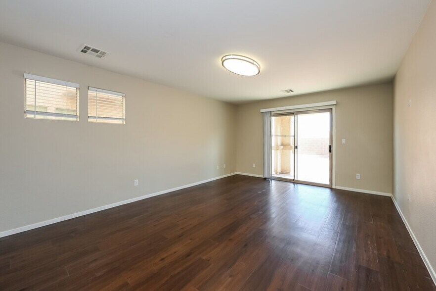 Building Photo - 3564 Chelsea Grove St