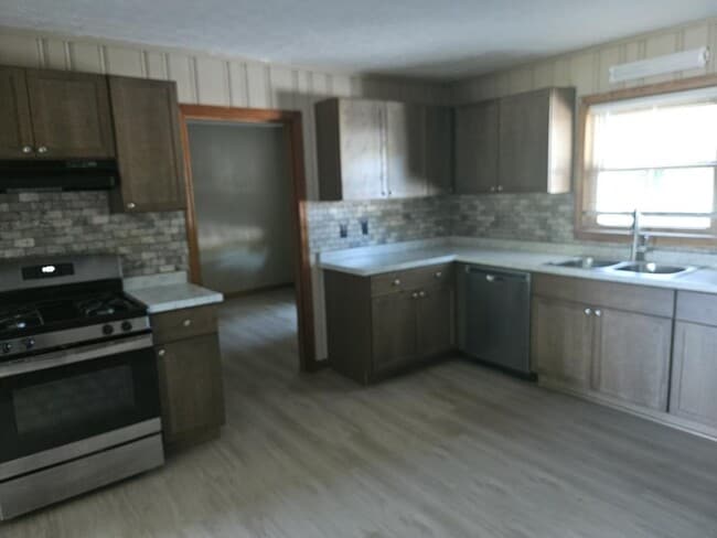 Building Photo - 212 Maevi Dr