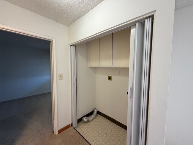 Building Photo - Gorgeous 4 Bed 3 bath