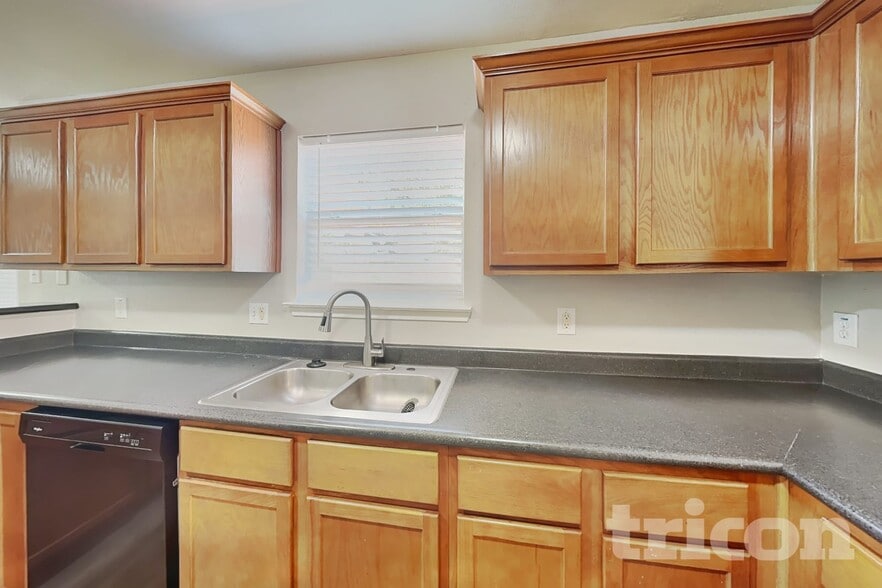 Building Photo - 10411 Trotters Bay