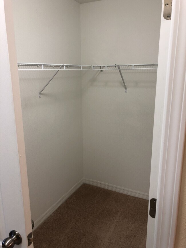 Building Photo - Beautiful Renovated 3/2.5 Located In Independence