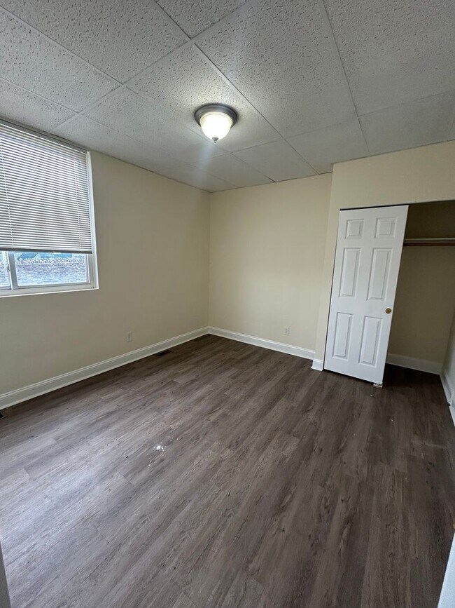 Building Photo - 423 Righter St