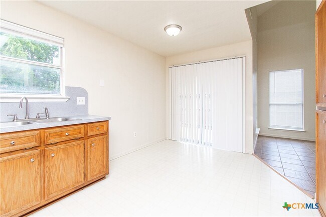 Building Photo - 405 Deloris Dr