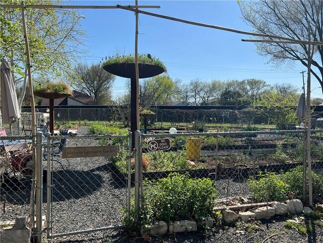 Building Photo - 2401 E 6th St