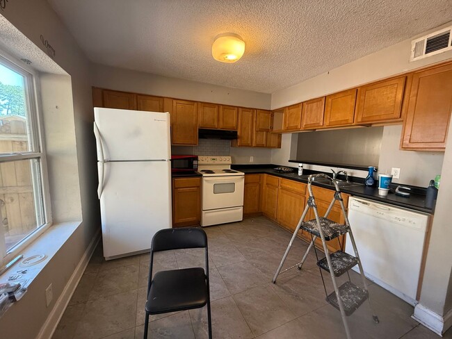 Building Photo - Condo in Kingspoint
