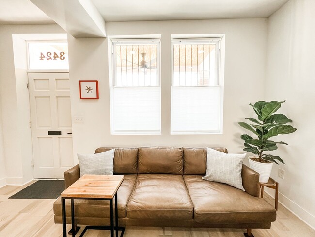Building Photo - RENOVATED TOWNHOME WITH DECK BY METRO