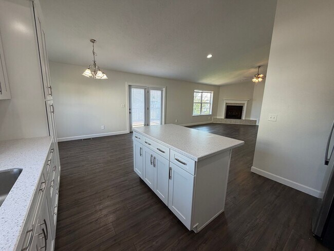Building Photo - Spacious 4 Bedroom Home located in Woodland Hills Subdivision