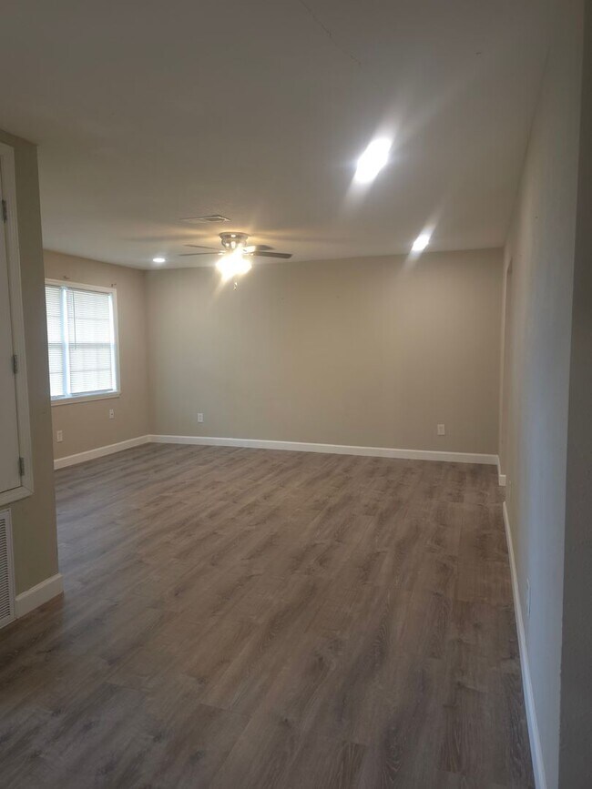 Building Photo - 3 Bed | 2.5 Bath Rental in North Lake Charles