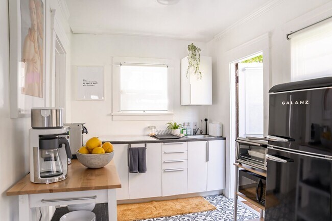 Building Photo - Charming 2BR Spanish Bungalow in Long Beach