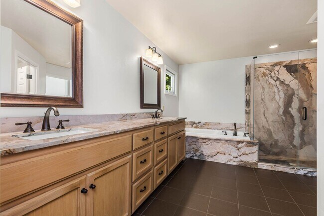 Building Photo - Updated Issaquah Home in Klahanie Neighborhood