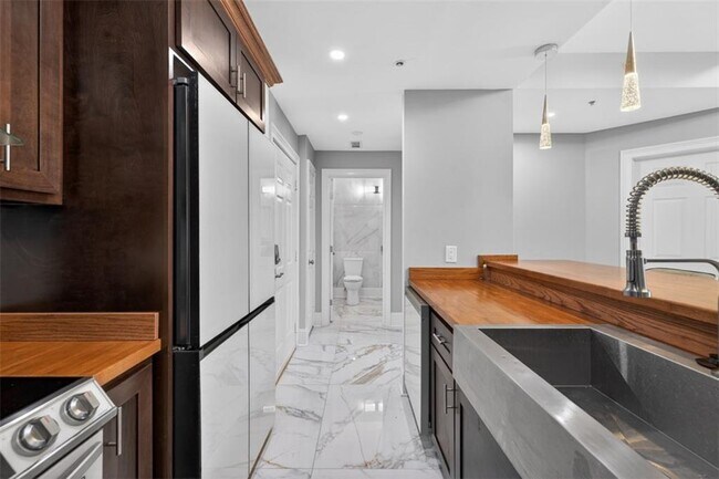 Building Photo - 1074 Peachtree Walk NE